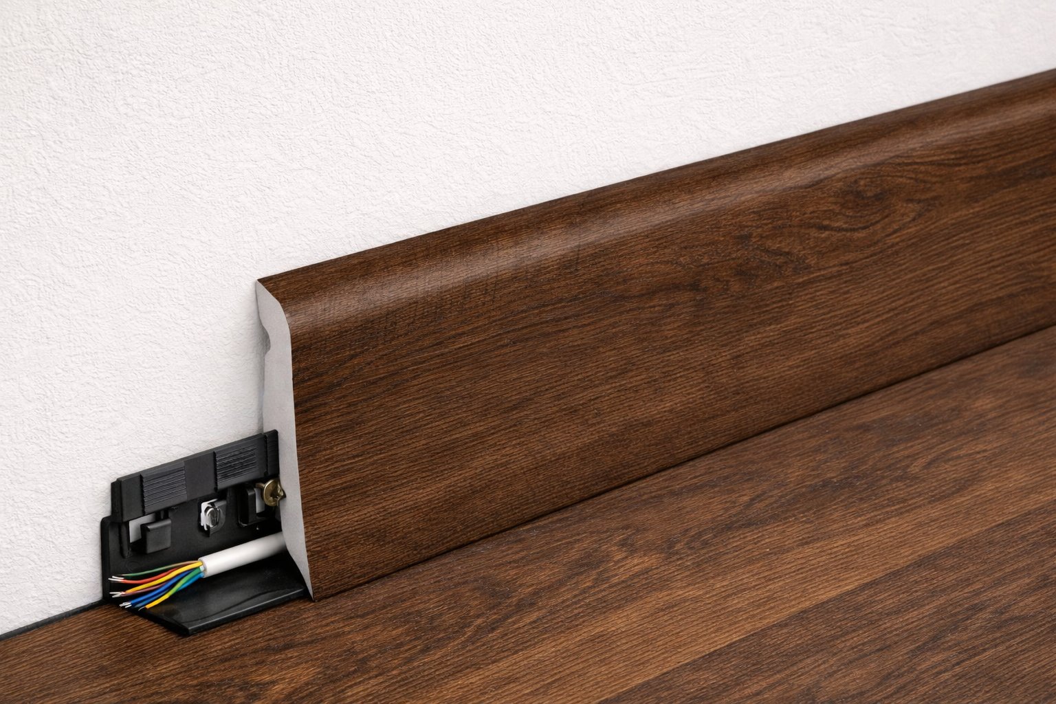 PVC letvica pritrjena na nosilec